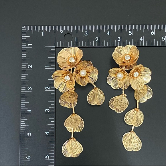 Unique Gold-tone Lightweight Cascading 3D Flower Statement Dangle Earrings 22g - Picture 6 of 14